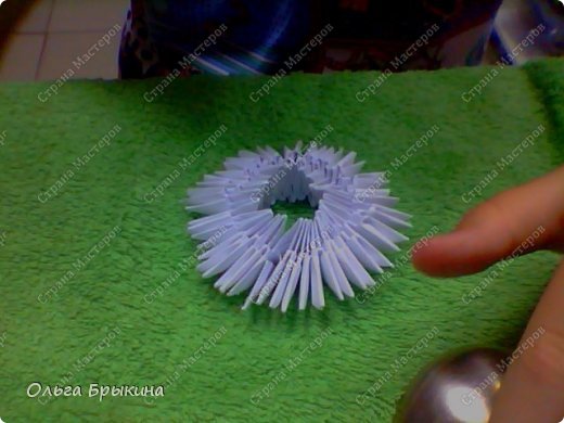 Соединяем 2 конца. И получаем круг. (фото 21)