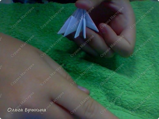 Соединяем. Находим 2 стороны среднего модуля. Они у нас третьи. Соединяем. (фото 17)