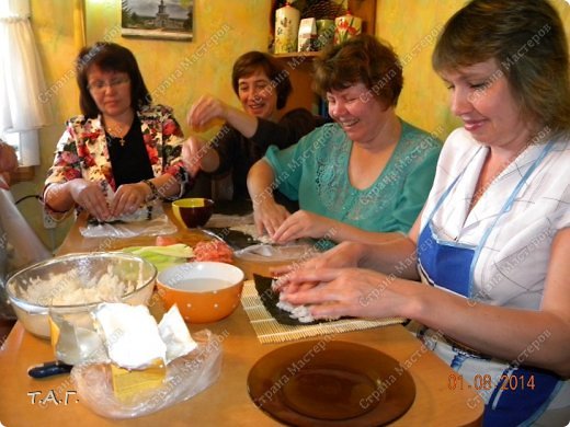 . Вначале, мы ВСЕ поморщились и не хотели связываться с этим кушаньем, но немного погодя каждая попробовала себя в роли японского повара.  (фото 17)