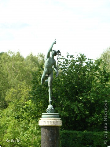 В парке много архитектурных сооружений, мостов., павильонов, скульптур (фото 17)