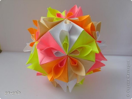 Kiss of SakuraTanya Vysochina 
бумага офисная 9*9
http://kusuda.ru/kusudamas/kusudama-poceluj-sakury/ (фото 3)