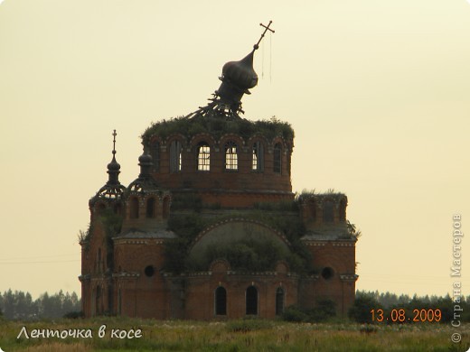 ....посреди поля,один,в тех же краях,стоит этот храм.Произвел огромное впечатление своим величием.... (фото 3)