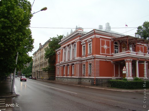 Улицы города.
Красное- здание городского совета депутатов. (фото 2)