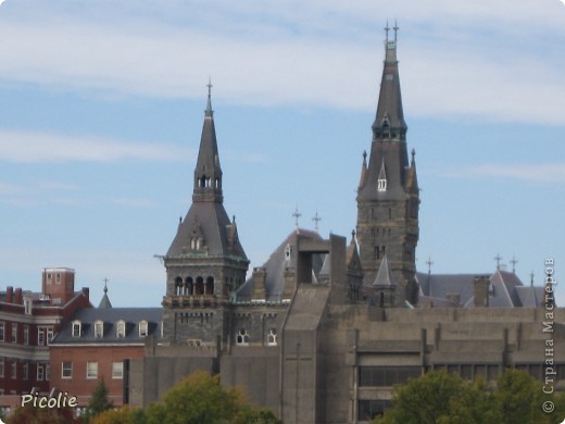 Если я не ошибаюсь, это Хили Холл (Healy Hall) (фото 7)