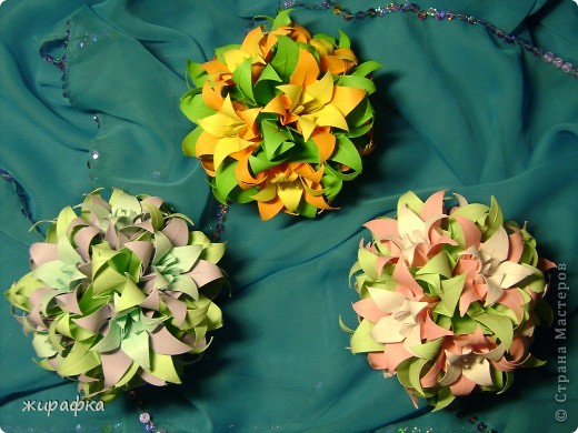 Училась здесь http://yourorigami.info/2008/03/03/kusudama-na-osnove-lilii.html (фото 1)