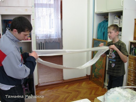 Делается это вот так: сначала складываем размотанные полосы пакетов, затем складываем вдвое (не сфотографировала), и нарезаем иголочки для будущих веточек. (фото 7)