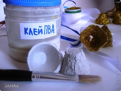 Затем наносим кисточкой по всему колокольчику клей ПВА . !!!  Вот здесь моя недоработка и она видна на колокольчиках .... Я бы Вам посоветовала окунать весь колокольчик в клей , а не пользоваться кистью !!! Тогда вероятность обволакивание клеем увеличиться и Ваш колокольчик будет *высшей пробы* ! (фото 8)