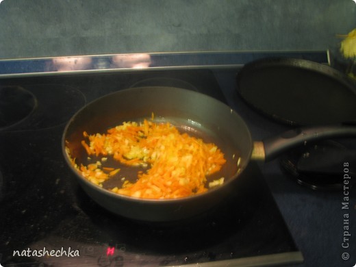 Куриные желудочки мои родные не любили пока я не узнала этот рецепт.На 0,5кг очищенных желудочков надо 1 крупную луковицу и 2 средних морковки,режем и трем затем обжариваем не сильно. (фото 1)