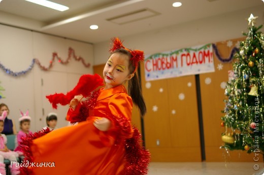 26 декабря мы провели новогоднюю Елку для детей в Токио! Эля играла Лису Патрикеевну. Я в золотистом платье играла ведущую. (фото 1)