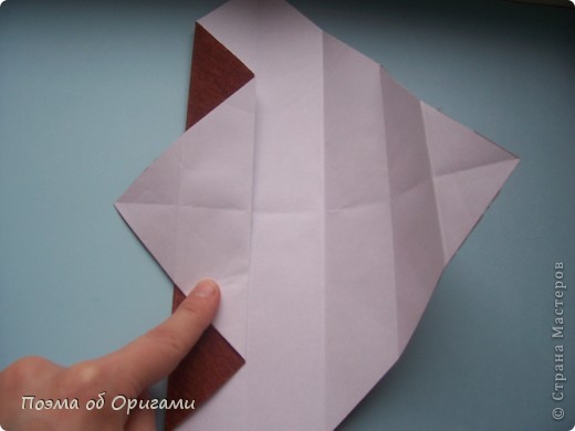 Складка, левее от вертикальной серединной линии делаем «горой»(выпуклой), еще левее от нее – «долиной» (вогнутой). (фото 33)