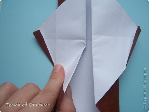 Отступив вниз от центра 0.5 – 1см, отгибаем нижнюю часть верхнего слоя в сторону. (фото 36)