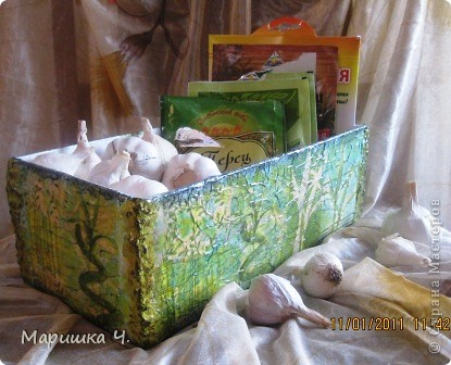 Давно хотела сделать под пакетики со специями такую  коробочку. Все думала как бы ее сделать. И случайно увидела такую коробочку у Pantera. Спасибо большое за идею! Конечно мне далеко до нее, но вот что у меня вышло. Результатом практически довольна. (фото 1)