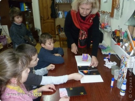 Вика приклеила поверхность Земли и звездочки. В конце мы собрали все части и приклеили картинку в альбом "Дневник полета мастерят". (фото 6)