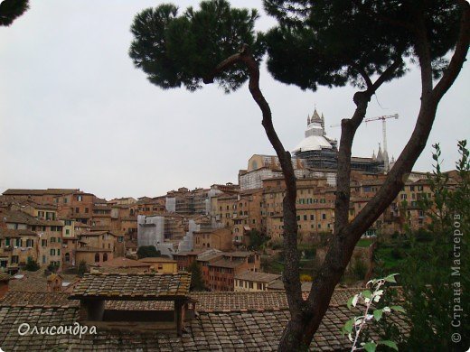 Сиена (Siena) - небольшой город, удобно раскинувшийся на трех холмах, считается одним из самых красивых городов Тосканы. Его исторический центр великолепно сохранился со времен Средневековья, и большая часть сооружений относится к XIII - XIV векам.  (фото 3)