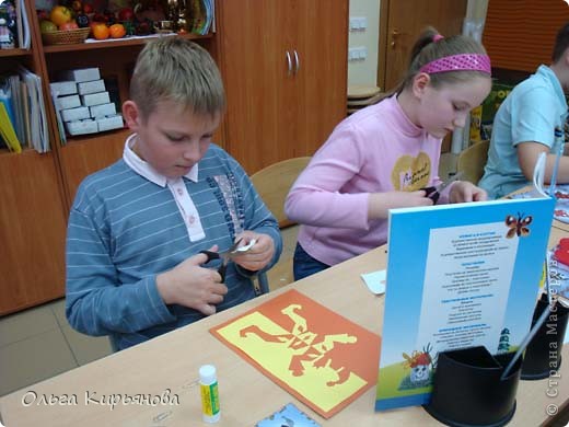 В четвертых классах проходили тему "Транспарантное вырезание" по учебнику Т.Н. Просняковой "Творческая мастерская, 4 класс". Делали шутов. Урок прошел на ура!
Это Антон Бодрашов и Вероника Умнова. (фото 1)