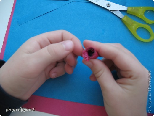 9. После высыхания клея отгибаем бахрому.
10. Если серединка получилась не очень ровная, выпрямляем ее простым нажатием пальца.
(фото 11)