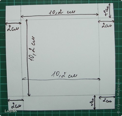 Теперь будем делать крышку для коробочки. 
Берём бумагу и чертим квадрат. На фото видны размеры и как надо чертить. (2 см, 10,2 см, 2 см) (фото 6)