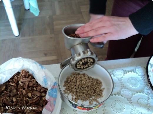 Пропускаем через мясорубку грецкие орехи. Если что - без них можно обойтись.  (фото 5)