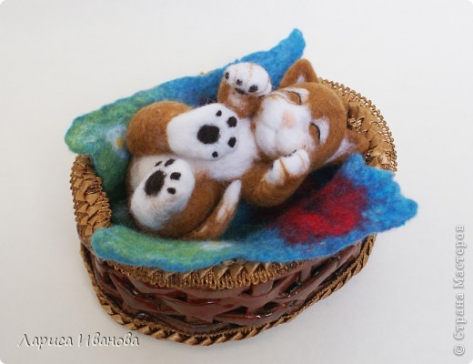 Это Соня. Делала его по МК: http://community.livejournal.com/pro_felting/75704.html. Корзинку плела из газетных трубочек. делал в первый раз. Губоватая получилась, но первый блин практически всегда - комом))) (фото 9)