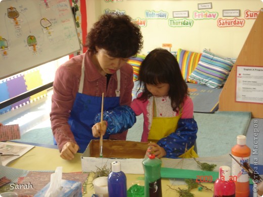 Parents enjoyed some craft activities related to their stories. (фото 10)