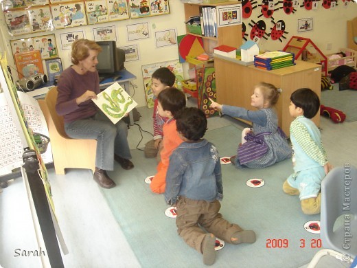 The Year 1 teacher at the same time went to read a book for the pre-Year 1 class called Reception. (фото 9)