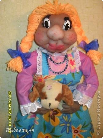 Затем собачку....Посмотрела, посмотрела и сказала что это вовсе не пакетница, а пижамница. На том и порешили, пошли и повесили над кроваткой сложив в неё пижамку. (фото 4)