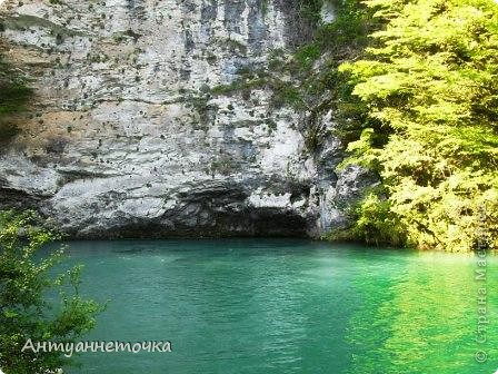 Голубое озеро, расположено на высоте 100 м. над уровнем моря. Уровень воды в нем почти постоянен за счвет стока в реку Бзыбь. В диаметре озеро в среднем 20м., глубина 15-24,5м. Пода в озере всегда прохладная, около +10 градусов. (фото 56)