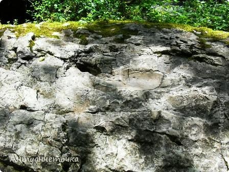 Небольшой гранитный валун с отпечатком стопы апостола Симона Кананита (фото 5)