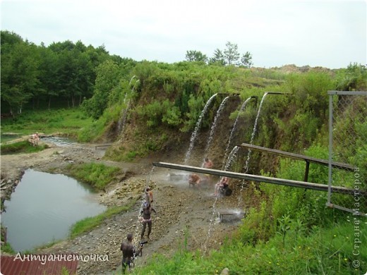 село Киндыг (или Киндги), сероводородный источник и ванны. Находится он недалеко от пансионата "Эвкалиптовая роща".
На источнике 8 струй. Первая - меньшая по напору и самая прохладная. Чем дальше, тем больше напор и выше температура. 8-я и 7-я струи - находятся чуть в отдалении от всех остальных, встают под них самые отважные. Напор в них велик и зайти с первого раза  довольно сложно, впрочем, как и выйти. Более 7-10 минут находиться под каждой  струёй не рекомендуют. Вода, обогащенная сероводородом может оказать не лечебное действие, а напротив - нежелательное для здоровья. Удовольствие, получаемое от гидромассажа лечебной водой можно сравнить с посещением хорошей русской баньки. Я весь день готова была просто летать))) (фото 19)