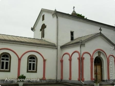 Храм Святого Георгия Победоносца, возведенный в XI веке, находится в селе Илор (Елыр) в 5 километрах от Очамчыры. Белокаменная церковь окружена оградой из булыжника с воротами, вблизи храма находится небольшая колокольня. Древний храм был разрушен в 1638 г., но вскоре восстановлен. Новый храм архитектурно отличался от прежнего. В 1858 г. последний владетель Абхазии князь Михаил Шервашидзе отремонтировал церковь и отреставрировал древнюю ограду из булыжника. На внутренних стенах храма сохранились фрагменты средневековой росписи, элементы чеканного искусства. Илорский храм всегда отличался богатством внутреннего убранства. В храме очень много редких и старинных икон. Церковь Святого Георгия известна не только в Абхазии, но и далеко за ее пределами. В этом храме находится 8 мироточащих икон. Говорят, что любая просьба, произнесенная в молитвах перед иконами внутри храма, исполнится. 
Находясь внутри храма ощущается какая-то особая намоленность, спокойствие и умиротворение. (фото 17)