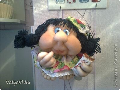 Виалетта... Приобрела своё место в прихожей, если она встречает входящего домой мужа личиком, значит жена в добром настроении, ну а уж если другим местом.... то лучше не подходить!!! Такой свообразный барометр придумала подруга, которой досталась в подарок моя Виалетта. (фото 2)