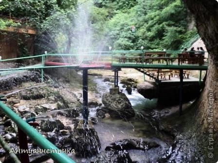 Среди валунов и водопадиков, благодаря человеческой задумке расположились верандочки, в которых приятно посидеть и отведать вкусные национальные блюда.  (фото 5)