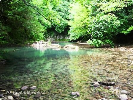 Чуть дальше от основной прогулочной тропы, где шум водопадов и водопадиков остался позади находится маленькое живописное озерцо. Невозможно надышаться чистейшим влажным воздухом, голова кружится от высот, а глаза не могут насмотреться на красоту горной природы. Но нужно возвращаться обратно. (фото 18)