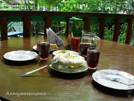 А вот и национальные блюда - мамалыга (в простонародье - кукурузная каша, в которую воткнут сыр, по сути мамалыга для абхазцев это что-то среднее между хлебом и картошкой для нас ). Тертый копченый сыр с мятой.  (фото 23)