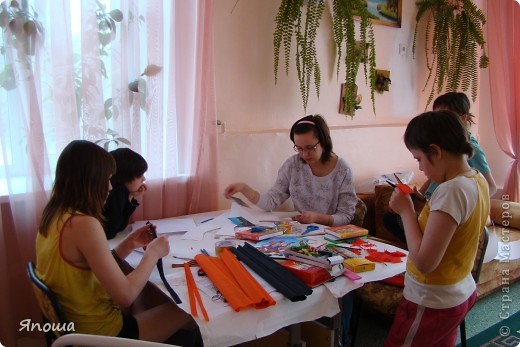 В этот раз мы работали с одной семьей (группа детей в ДД называется семья). Детки постарше в этой семье. Детям была дана тема: город-герой Новороссийск.
вот сидим выбираем, что можно использовать из того, что приготовила воспитательница и что принесли мы с собой.
а принесли мы много. Дети были очень рады:) (фото 1)