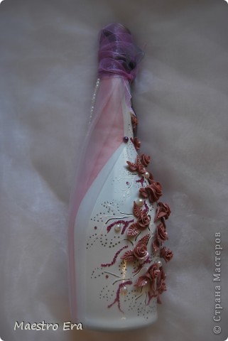 Покручу бутылочку... Сзади розовая лента, а поверх ее тонкая белая ткань (драпированная). (фото 4)