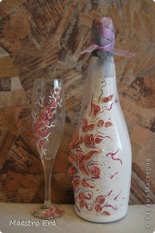 На ошибках учатся. В следующий раз буду делать розочки и листики на бутылке чуть меньше и тоньше, а то они выглядят грубовато. И цвет немного искажен на фото. "В живую" пластика на самом деле светлее. (фото 2)