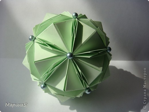 Кусудама из книги Tomoko Fuse - New Kusudama origami
Модули 6 на 12 см. Итог примерно 12см. (фото 4)