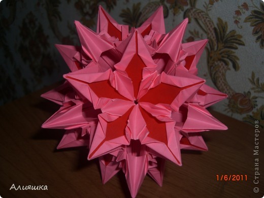 Автор: Екатерина Лукашева
http://www.kusudama.me/#/Crocus/Mandragora/mand2
