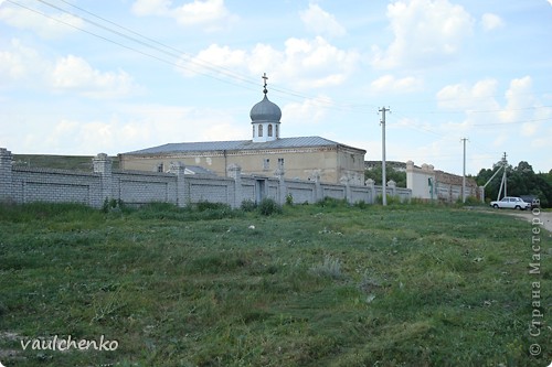 Каменнобродский Свято-Троицкий Белогорский мужской монастырь, восстановленный и возрожденный в 1990-х гг., знаменит особо чтимой чудотворной иконой Божией Матери "Всех Скорбящих Радость".
При Советской власти многие строения монастыря были разрушены и вместо них были построены конюшни, но сейчас ведётся реконструкция храмов. (фото 6)