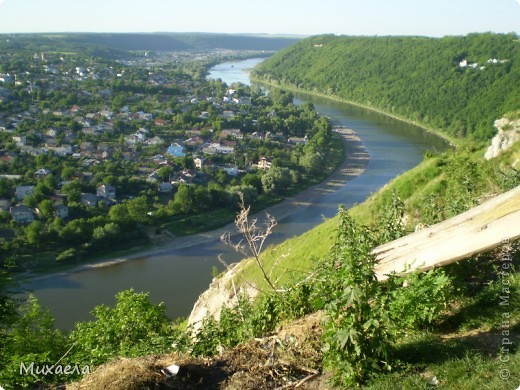 Это село расположено на скале, а внизу видно Город Залещики (фото 2)