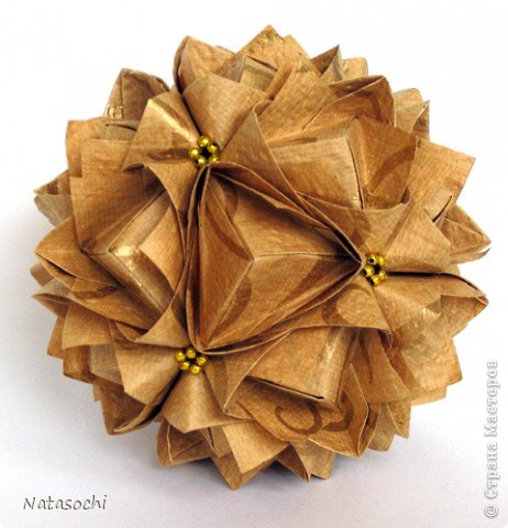 http://community.livejournal.com/ru_kusudama/862122.html
Эту модельку собрала без капли клея. Бумага держит складку отлично, тонкая, не расползается. (фото 2)