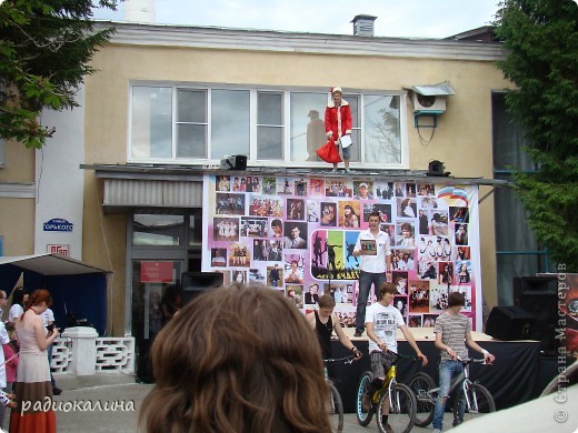 Вчера у нас в городе проходил фестиваль молодежи "Лето будет!" Пришел дед Мороз, чтобы лето отменить. (фото 1)