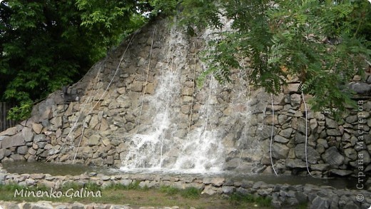 Постоять в жаркий день у исскутвенного водопада, который ночью очаровывает замечательными светящимися ручейками, а днём освежает воздух. (фото 8)