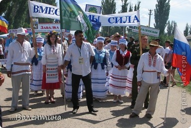 После конных состязаний на главной сцене(их в станице две) состоялось открытие праздника.Открыл праздник Глава Администрации нашего района, который месяц назад был избран атаманом 2 Войска Донского (Волгоградская область).После открытия перед зрителями прошла демонстрация всех сельских поселений нашего района. Каждое поселение, после прохождения мимо зрителей представляло концертный номер.  (фото 12)