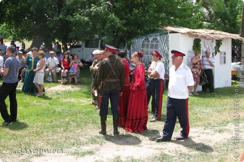 Такую картину можно было видеть на каждом шагу.Прямо истрическая улица довоенной станицы. (фото 16)