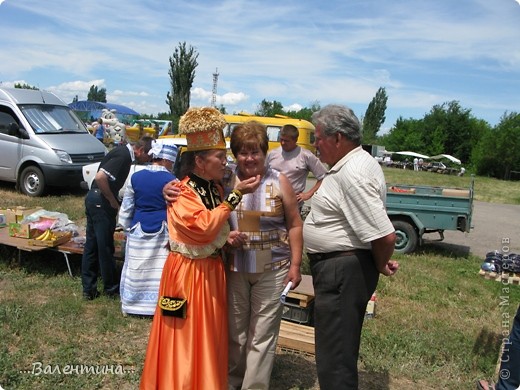 Гостеприимная хозяйка калмыцкой юрты приглашает на шулюм и береки. (фото 33)