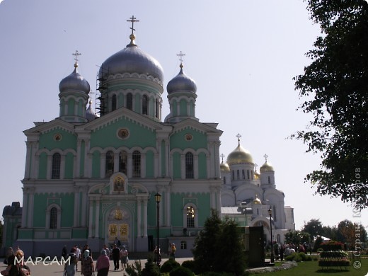 Доброго всем времени суток. Здравствуйте, дорогие мои! Сегодня хочу поделиться с вами радостью от поездки в Святую землю России - в Дивеево в гости к батюшке Серафиму Саровскому. В Дивеево мы семьей ездили второй раз. Впечатлений - море, на следующий день после приезда домой снова строим планы на поездку уже в следующем году.  Дивеево считается четвертым уделом Богородицы (первый - Иверия, второй - св. гора Афон и третья  Киево-Печерская лавра). Говорят, кто хотя бы сутки проведет в этом месте, будет благословен и объят благодатью на целый год. Наверное, поэтому и тянет в это место снова и снова, не оставляет оно равнодушным никого.
Итак, небольшой экскурс в историю создания Свято-Троицкого Серафимо-Дивеевского женского монастыря.
История Серафимо-Дивеевского монастыря начинается в середине XVI века, когда в село Дивеево пришла Агафия Семеновна Мельгунова, ставшая основательницей и первоначальницей женской общины при Казанской церкви. Только на двенадцатой начальнице, как и предсказывал преподобный Серафим, устроился здесь монастырь. Сорок с лишним лет руководила Дивеевской обителью игумения Мария (Ушакова), и при ней монастырь стал процветающим, более тысячи сестер собралось здесь; при ней состоялось прославление преподобного Серафима в сонме святых. В 1927 году монастырь был закрыт и разорен. Только через шестьдесят лет началось его возрождение. Летом 1991 года в Дивеево принесли мощи преподобного Серафима Саровского, и с тех пор они постоянно находятся в Троицком соборе. (фото 1)