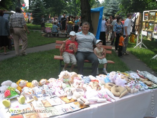 Это мои помощники, папочка и сыновья, они поддерживали меня, сначала у меня тряслись коленки, но люди подходили, расхваливали, покупали мои работы и было до жути приятно!!! (фото 3)