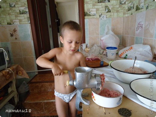 ЭТО МОЙ ПОМОЩНИК.
Для фарша: 0,5 кг мяса (свинина или говядина), луковица, соль,перец.
Крутим мясо + 1 луковица. Посолить и поперчить.
(фото 2)